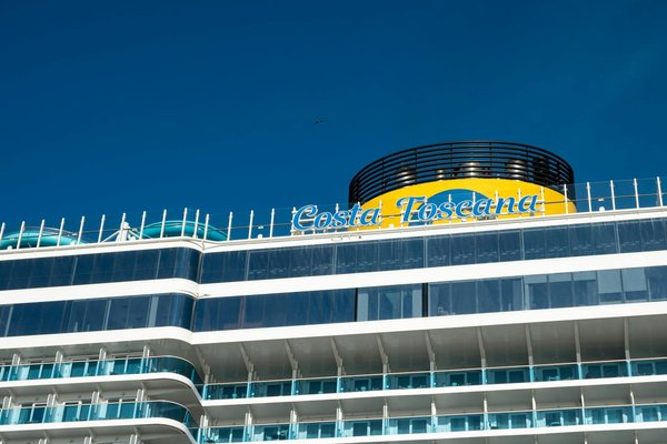 Quelles croisières offrent des randonnées pour observer les gorilles des montagnes en Ouganda?